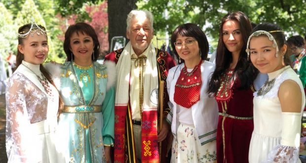 Башкиры и татары собрались в Женеве на народный праздник Сабантуй