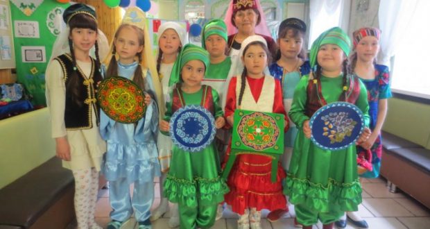 Маленькие тюменские модели представили татарский национальный костюм 