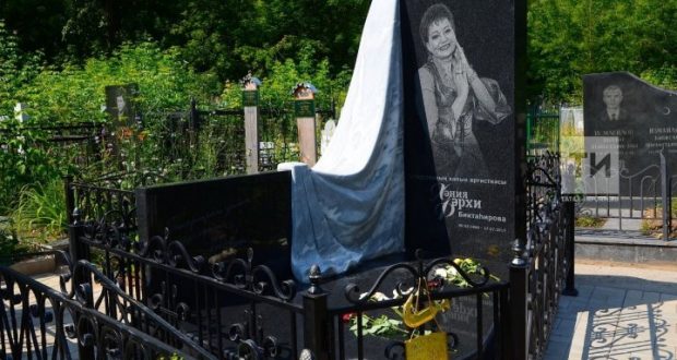 «Ходят как в музей»: На могиле Хании Фархи установили надгробный  камень