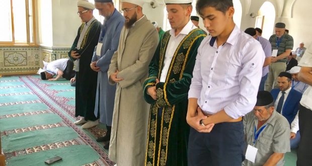 Delegates of the IX All-Russian Forum of Tatar religious figures read a prayer in the Mardjani mosque