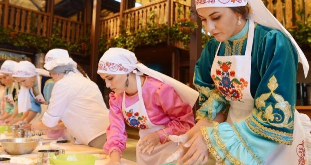 В Омске на фестивале татарской культуры «Сенной базар» приготовят гигантский чак-чак