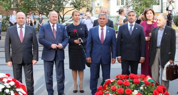 Рустам Минниханов возложил цветы к памятнику Г.Тукая в Москве