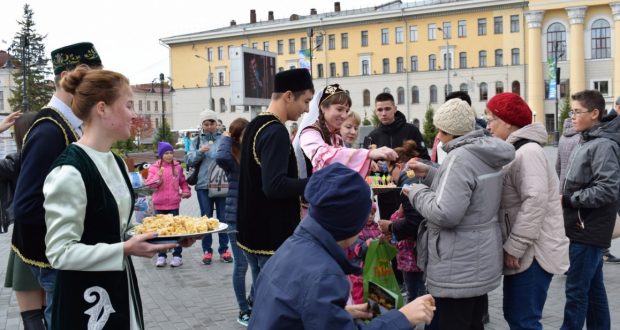 Жители Томска ощутили татарское гостеприимство на “Чак-чак party”