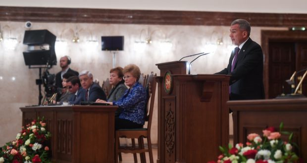 Рустам Минниханов: “Нас не красит то, что затягивается принятие анонсированной Стратегии развития татарского народа”