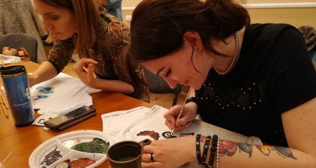 In St. Petersburg, a master class on painting T-shirts  with Tatar ornament