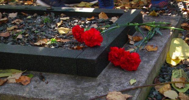 Subbotnik cleaning up the cemetery was held in Sakhalin