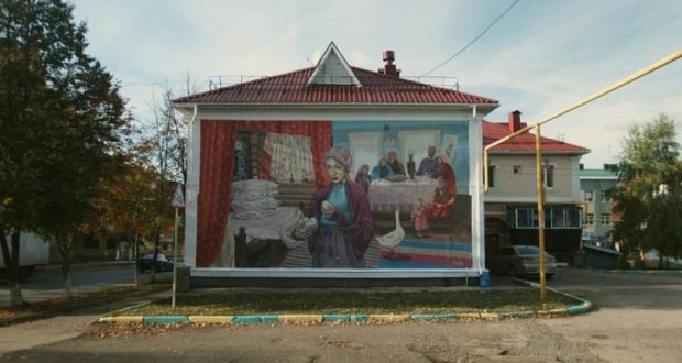 В Альметьевске греческий художник Димитрис Таксис украсил рисунком стену дома