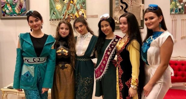 В Москве прошел конкурс моды национального костюма