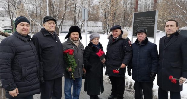 В Москве состоялась традиционная церемония возложения цветов к памятнику Мусы Джалиля