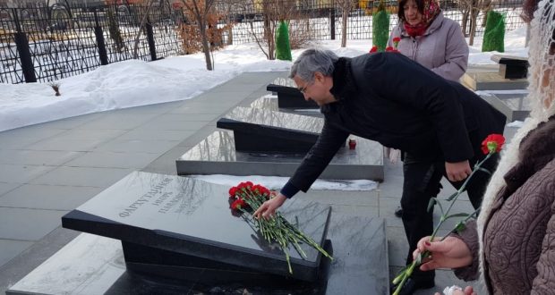 Василь Шайхразиев и татары Дальнего Востока возложили цветы на мемориальную плиту, установленную в честь Игоря Фархутдинова