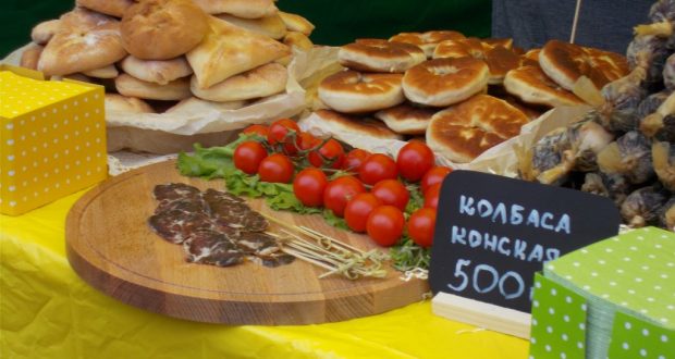 Sausage of  horsemeat, pilaf, echochmak. The festival of Tatar cuisine was held in Tambov