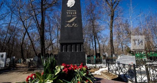 Представители татарской общественности возложили цветы к могиле Габдуллы Тукая