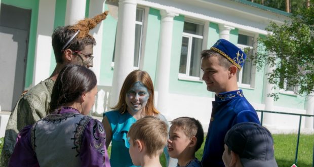В Екатеринбурге на сабантуе дети веселились с героями известных татарских сказок