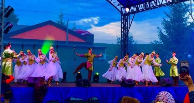 Сабантуй кунакларына Камышлы авылы үзәгендә Татарстан артистлары зур концерт күрсәтте