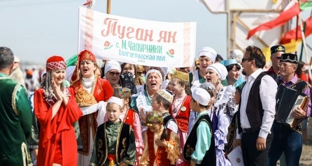 Волгоградцы попробовали чак-чак на татарском празднике Сабантуй