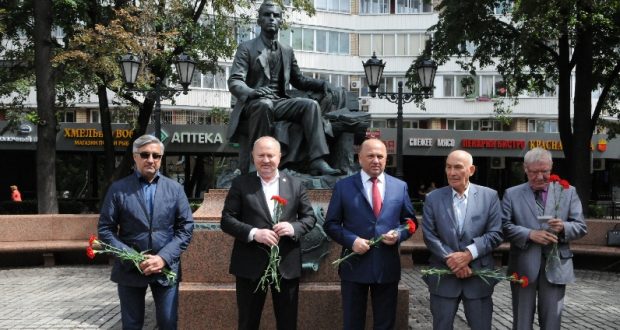 В Москве возложили цветы к памятнику великого татарского поэта Габдуллы Тукая