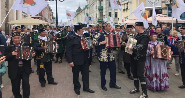 Около тысячи гармонистов прошлись по улицам Казани во время празднования Дня республики