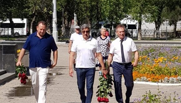 Василь Шайхразиев в Астрахани возложил цветы к памятникам выдающихся татарских поэтов Г. Тукаю и М. Джалилю