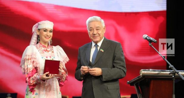 Мөхәммәтшин татар язучыларын фидакяр хезмәт өчен медальләре белән бүләкләде