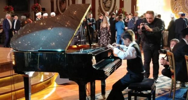 Юный пианист преподнес муфтию музыкальный подарок