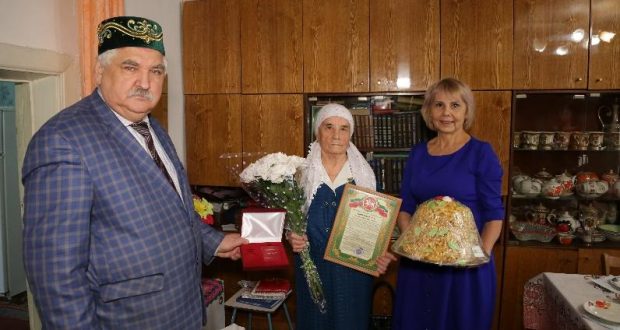 Постпредство РТ в Свердловской области поздравило с 90-летием Сарию Сулейманову