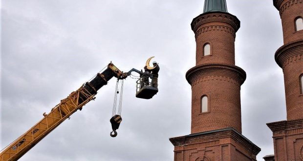 В Уфе на Хакимовской мечети торжественно установили полумесяцы