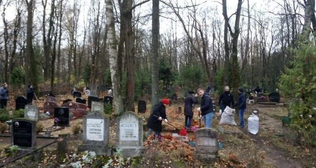 Татары и башкиры Латвии провели субботник на мусульманских кладбищах Риги