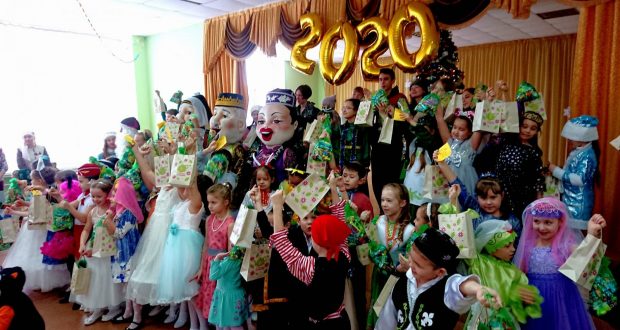 В школе им. Мусы Джалиля Челябинска прошел новогодний праздник для детей, изучающих татарский язык