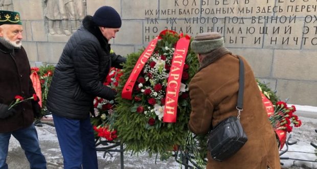 Tatar public of St. Petersburg laid wreaths at the monument  Motherland  Mother
