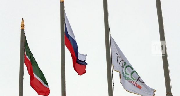 Над Казанским Кремлем водрузили флаг 100-летия образования ТАССР