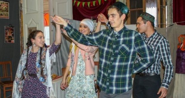 Молодежь Екатеринбурга показала мини-спектакль о татарских семейных традициях