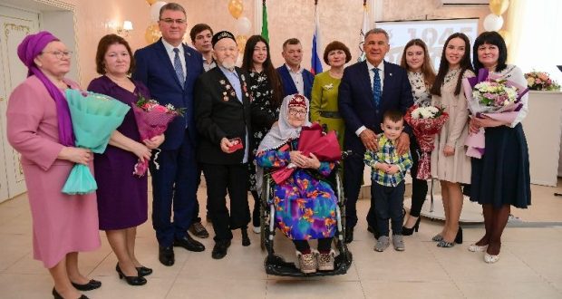 Рустам Минниханов вручил медали 75-летия Победы супружеской паре в Нурлате