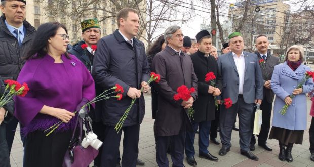 Василь Шайхразиев возложил венок к монументу Георгия Жукова в Краснодаре