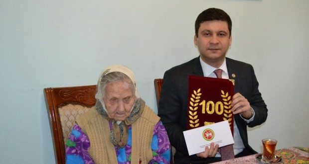 В Баку поздравили ветерана Великой Отечественной Войны со 100-летием