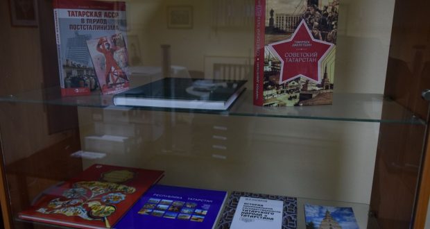 В Татарском центре имени Тукая в городе Домодедово открыта книжная выставка, посвященная 100-летию ТАССР