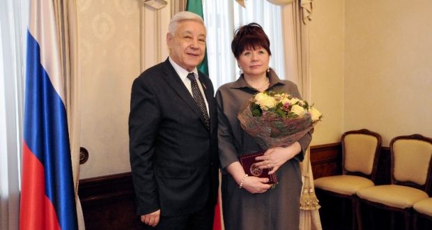 Фарид Мухаметшин вручил сотруднице Полпредства Татарстана медаль ордена «За заслуги перед Республикой Татарстан»