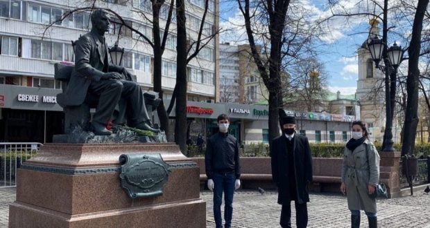 В день рождения великого поэта Габдуллы Тукая к его памятнику в Москве возложили цветы.