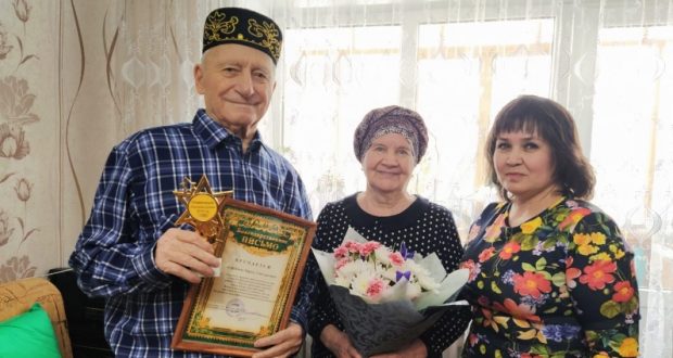 Ветерану спорта в Нурлатском районе вручили памятный знак в честь 100-летия ТАССР