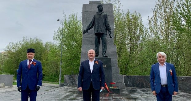 В День Великой Победы в Москве возложили цветы к памятнику Мусе Джалилю