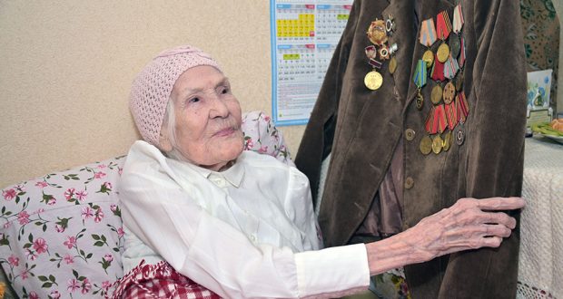 Ко Дню Победы  на стене дома ветерана Муставдиги Бахтиевой в Нижневартовске вывесили ее портрет