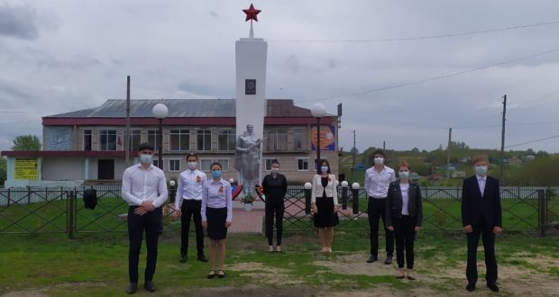 Түбән Новгород өлкәсенең Петряксы авылында укучылар мемориал янында вахта торды