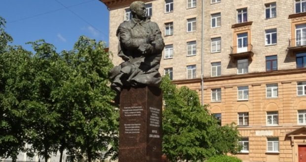 В День памяти и скорби Постоянный представитель РТ в городе Санкт-Петербурге и ЛО возложил цветы к памятнику М. Джалиля