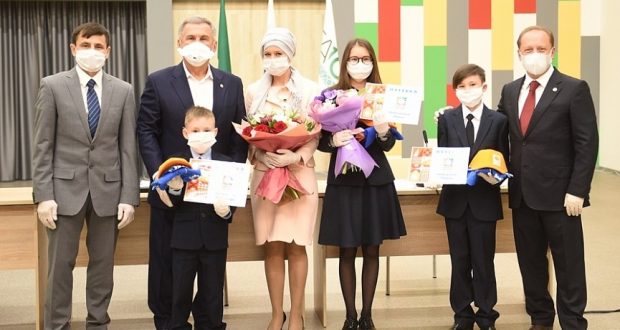 Рустам Минниханов вручил маме шестерых детей из Нижнекамска медаль