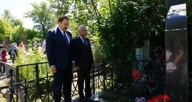 Мухаметшин и Песошин в Казани возложили цветы к могилам выдающихся деятелей РТ