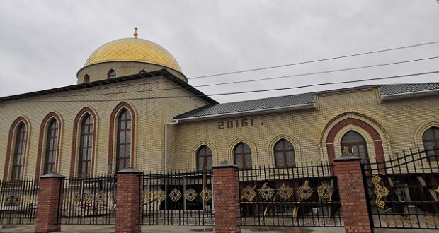 На куполе городской соборной мечети № 1 города Омска появился новый полумесяц