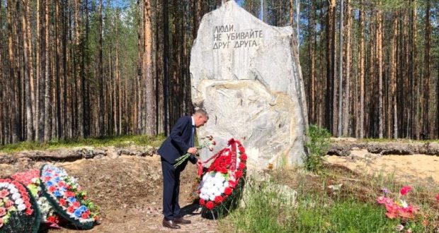 Ренат Валиуллин возложил цветы к могиле председателя Совета народных комиссаров ТАССР в Республике Карелия