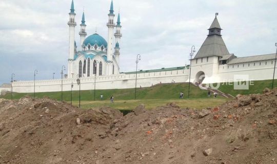 Старинный фундамент откопали рабочие во время земляных работ у Казанского Кремля