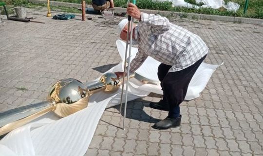 На минарет мечети в селе Каргополь установили новый полумесяц