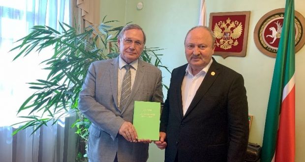 Равиль Ахметшин встретился с автором книги о дипломате Кариме Хакимове