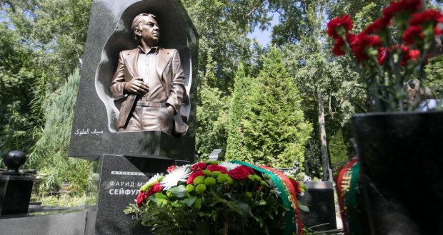Штаб татарской молодежи посетил могилы Фарида Сейфуль-Мулюкова и выдающихся татар Москвы